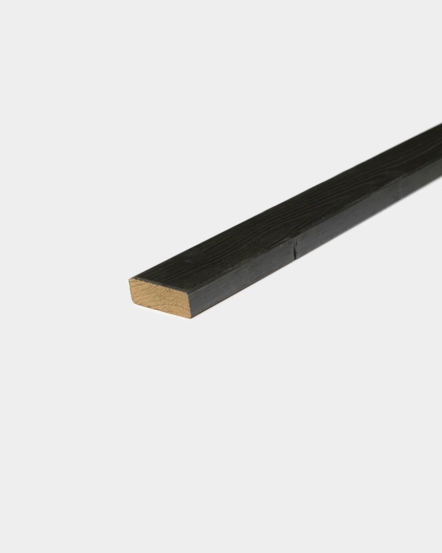 WoodUpp Aluwood Fassadenpaneele mit black Oberfläche, dargestellt vor einem schlichten weißen Hintergrund, der ihr minimalistisches nordisches Design hervorhebt.
