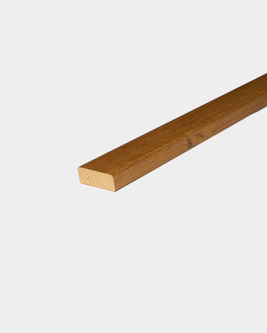 WoodUpp Aluwood geölte Brown Fassadenlamelle (240 x 4 x 1,8 cm), gezeigt als Außeneckelement mit glatter Oberfläche vor weißem Hintergrund.