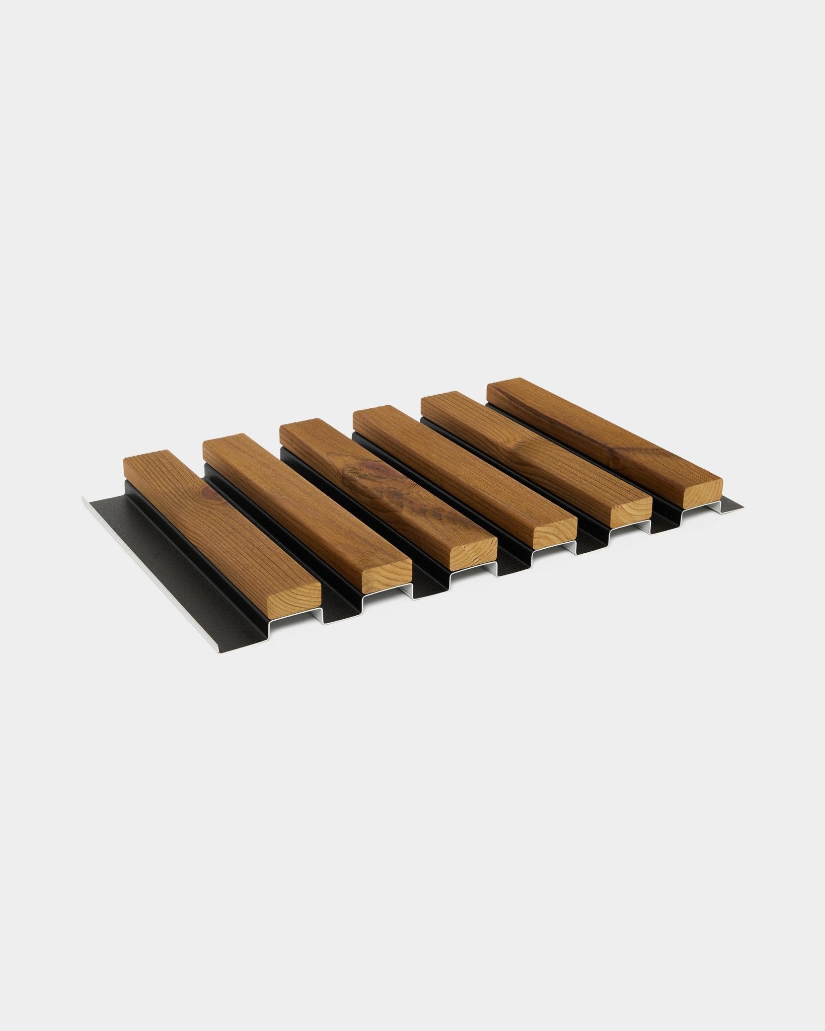 WoodUpp Aluwood Fassadenpaneel-Muster in geöltem brown (45,7 x 27 cm) mit abwechselnden Holzlamellen und black Streifen für akustische Wirkung.