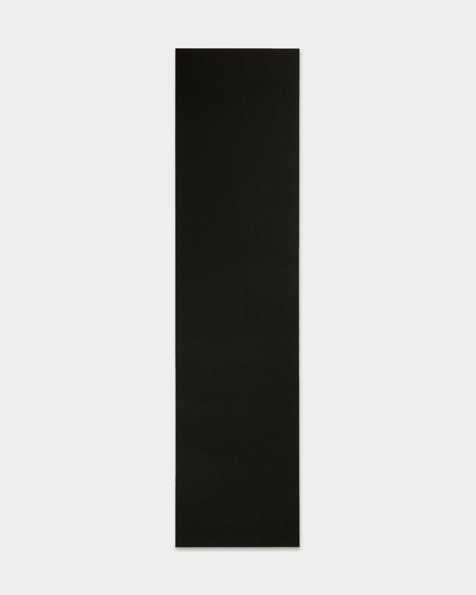 WoodUpp black Filz-Yogamatte (240,1 x 59,8 cm) aus recyceltem Kunststoff, auf weißem Hintergrund dargestellt; Zubehör für Akupanel Akustikpaneele.