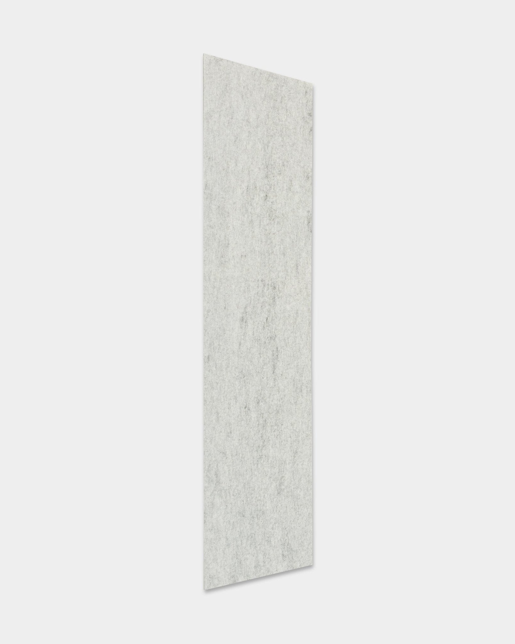 Akupanel Akustikpaneel von WoodUpp in Filz/Grey, 240,1 x 59,8 cm, aufrecht vor einem schlichten weißen Hintergrund präsentiert.