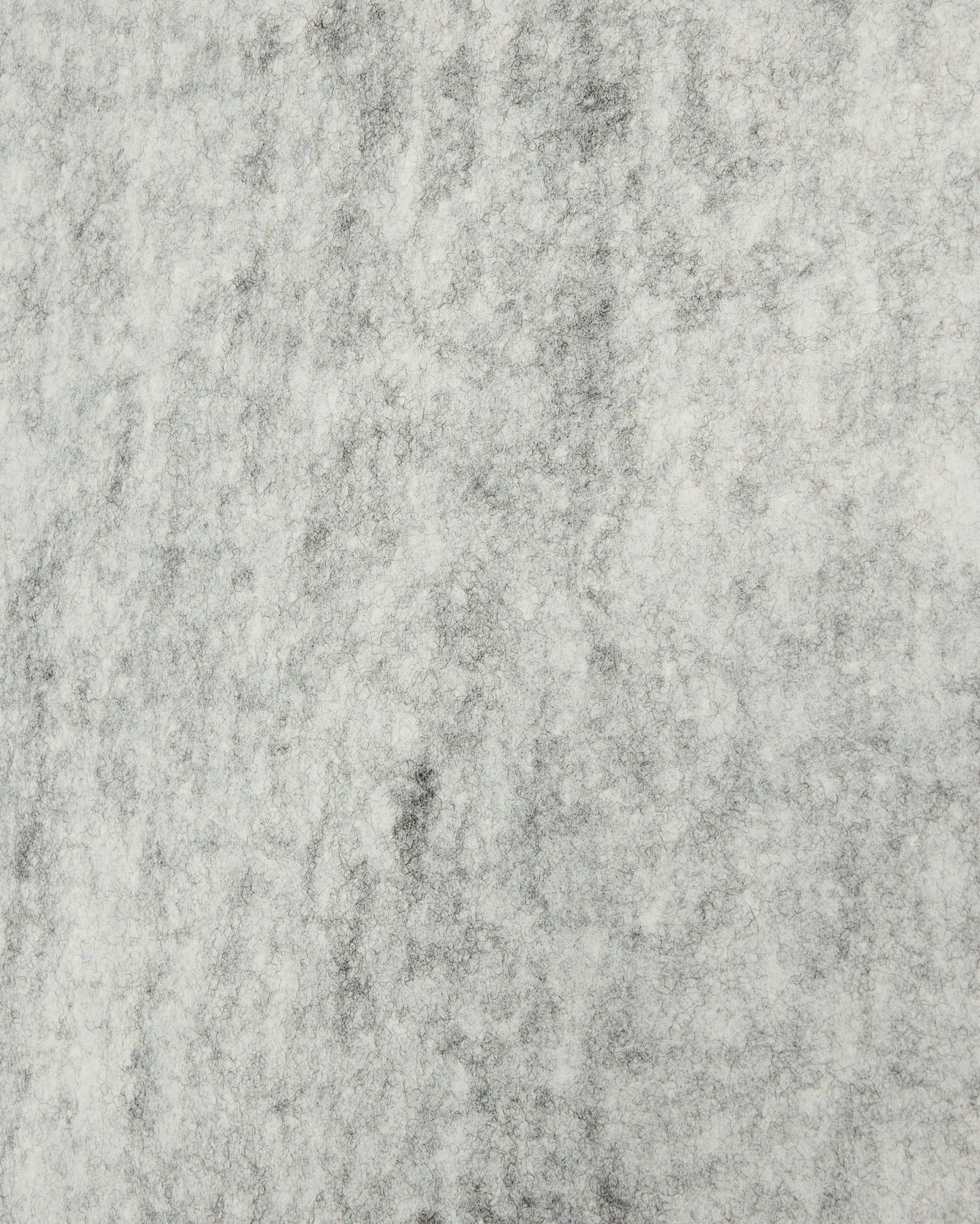 Detail des WoodUpp Installationszubehörs Akupanel in Filz grey, 240,1 x 59,8 cm, mit strukturierter, marmorierter Oberfläche aus recyceltem Kunststoff-Akustikmaterial.