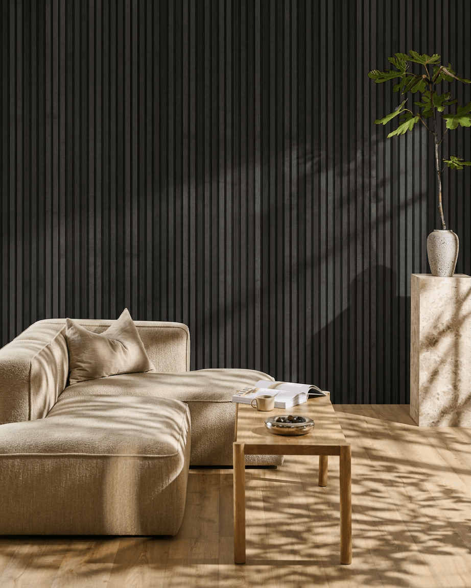Minimalistisches Wohnzimmer mit einem beige Sofa, einem Couchtisch aus Holz und WoodUpp Akupanel Akustikpaneel in Black Ash als skandinavisch inspirierter Akzentwand.