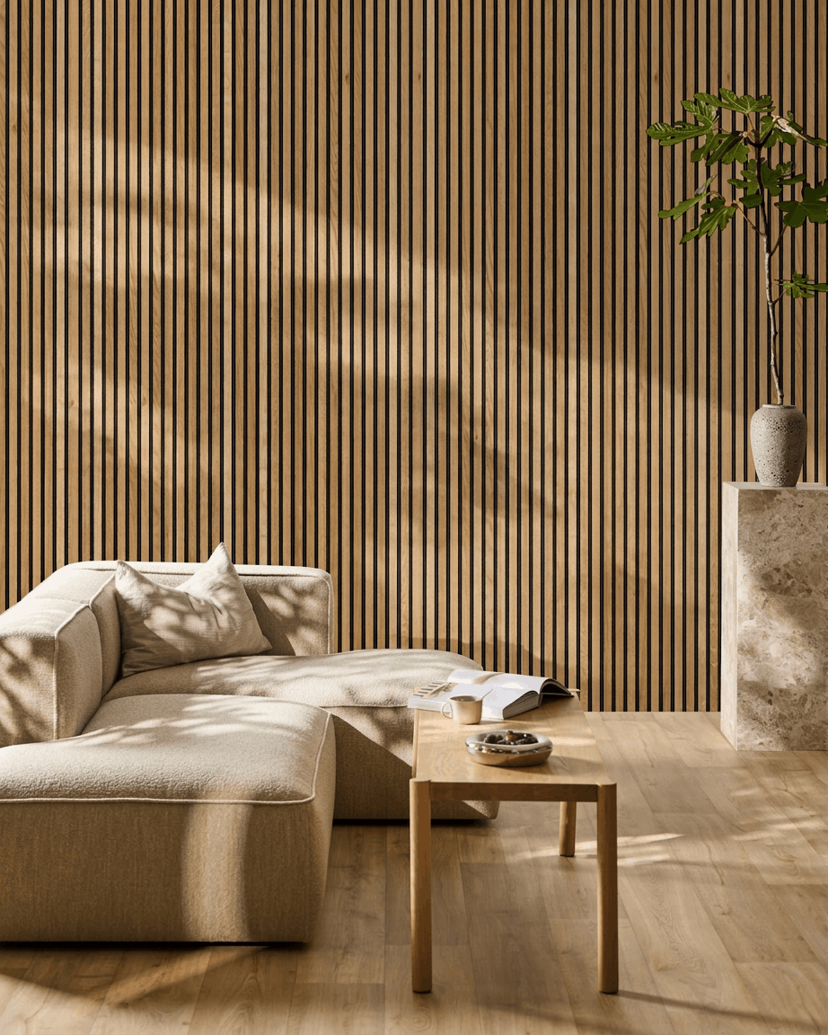 Wohnzimmer im skandinavischen Stil mit einem beige Sofa, WoodUpp Akupanel Akustikpaneel in Rustic Brown Oak an der Wand, einem small Holztisch und einer hohen Pflanze.