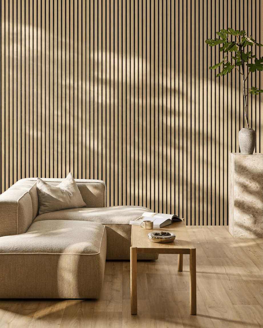 Minimalistisches Wohnzimmer mit beige Sofa, Couchtisch und Pflanze vor einem WoodUpp Akupanel Akustik-Wandpaneel in Southern Oak Black Felt.