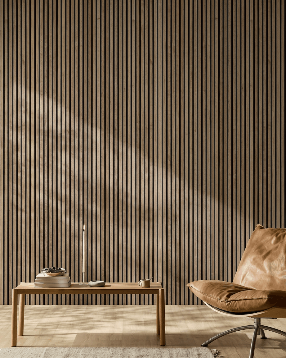 Minimalistischer nordischer Raum mit einem Akustik-Holzpaneel WoodUpp Akupanel in Walnuss, einem hellbraunen Lederstuhl und einem hölzernen Couchtisch mit Büchern und einer Kerze.