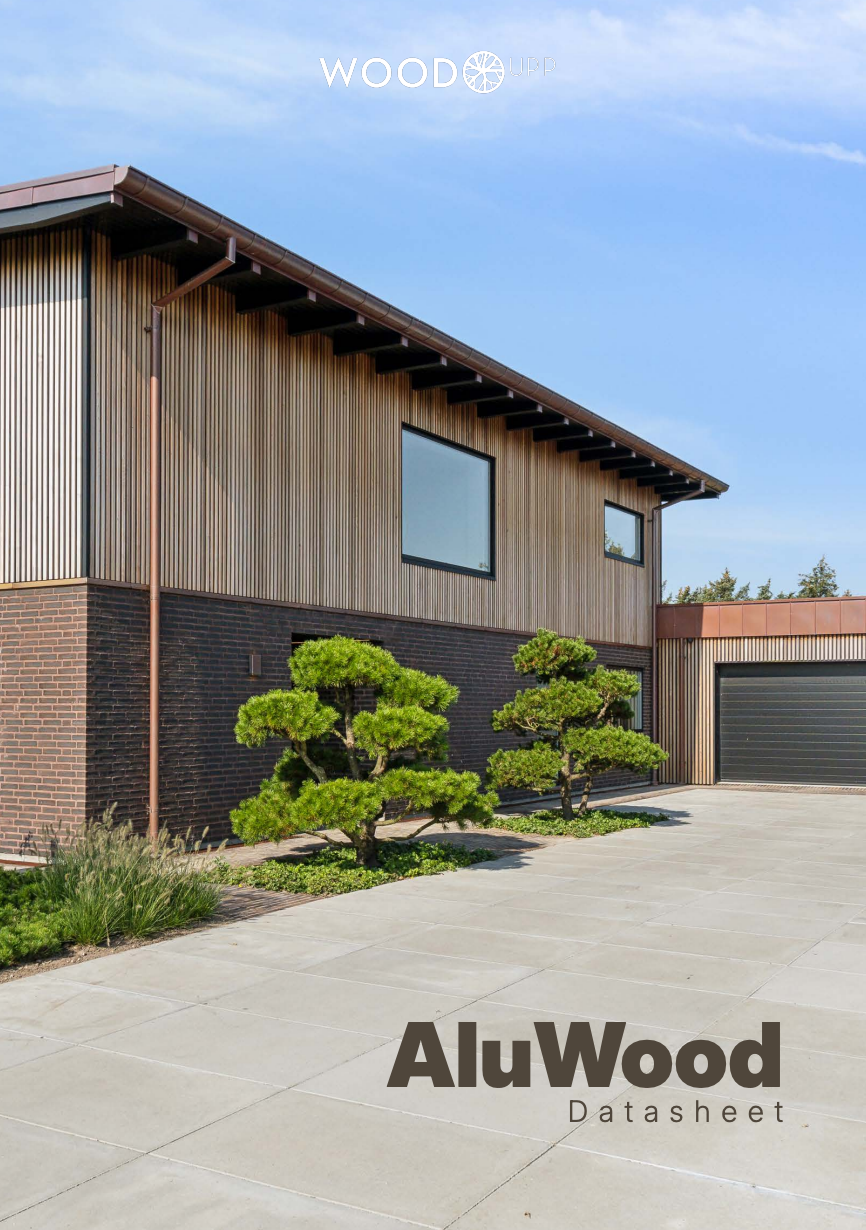 Modernes Haus mit AluWood-Fassadenpaneelen und Backsteinfassade, mit großen Fenstern, Garage und gepflegter Gartenanlage. Der Text lautet AluWood-Datenblatt.