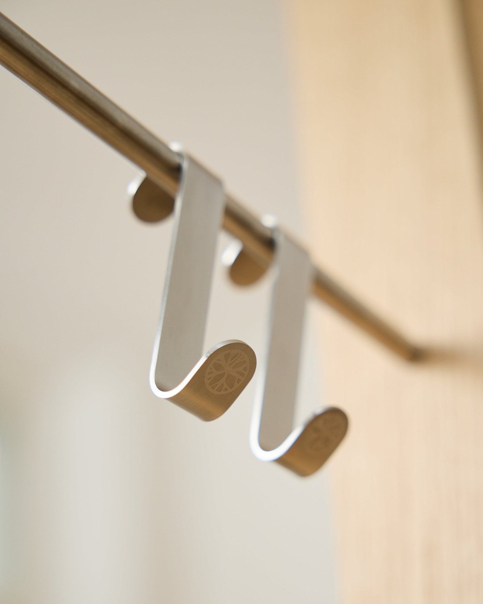 Alva S-Haken BM1  BM2 von WoodUpp, zwei Haken aus steel Edelstahl mit gravierten flachen Enden, entworfen zum Aufhängen von Accessoires an Akupanel horizontal Stangen.