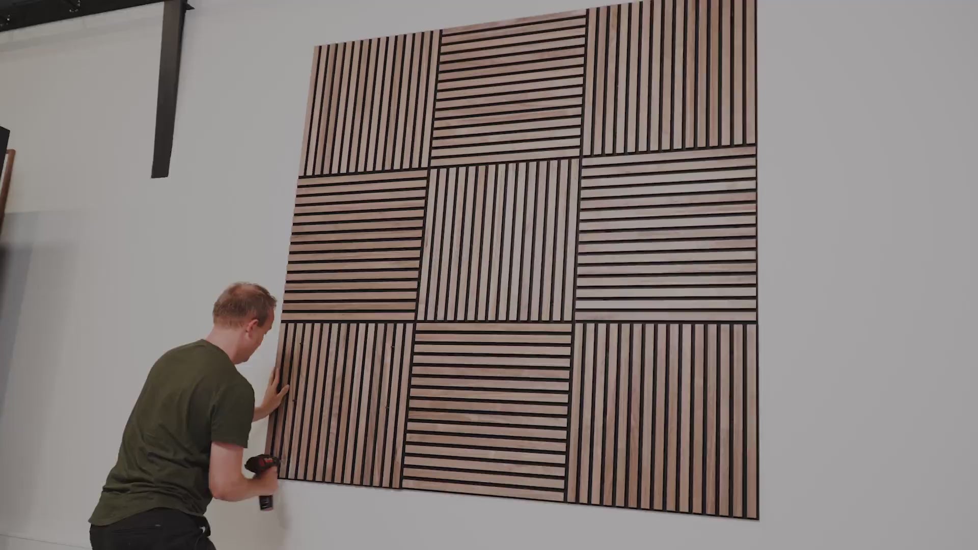 Akupixel | Montage an der Wand mit Schrauben